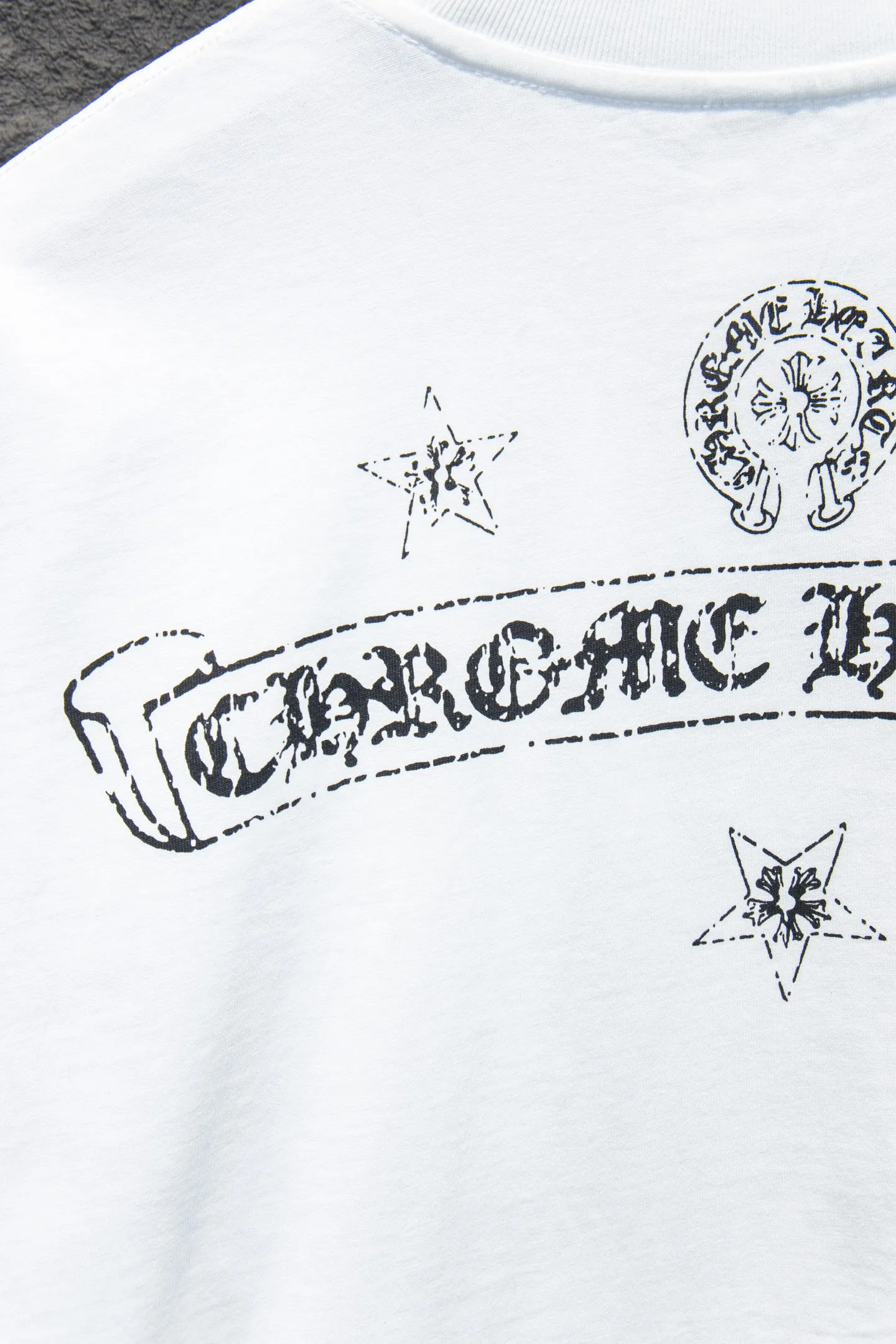 P170 Chrome hearts• 25ss ⚠YB custom-woven and dyed fabric, color, printing, version, accessories, hardware. The fabric is woven by imported machines. The uniqueness of the cloth texture creates a perfect garment effect. The fabric is made of 260-gram clean cloth with 320-gram 1*1 rib. 4-color environmentally friendly dyed fabric, and the threads are in the same cylinder without color difference.  Gradient graffiti on garments, hand-painted graffiti technology on garments, details clearly visible on the collar, pockets, cuffs, and front and rear threads. The printing uses Japanese BROTHER white ink digital direct-injection garment printing. This model is a global limited edition. In order to present a product like a work of art, after a long period of repeated determination of details, a very high-standard garment is presented. The front chest is made of direct-injection printing environmentally friendly glue material, using a mechanized printing process. Mechanical printing has high precision, the positioning accuracy can reach ±0.02mm, and the quality is stable.  The body of the garment is processed with hand-nailed hardware elements, which greatly increases the interest of the garment and creates a unique visual effect. The special washing effect creates a unique aged effect.  Croix Heart Short Sleeve must be the first short-sleeved piece in spring and summer that blurs the boundaries of unisex style. It has a classic dropped shoulder oversize version and a loose and casual upper body.  Color: Black White Size: S M L XL